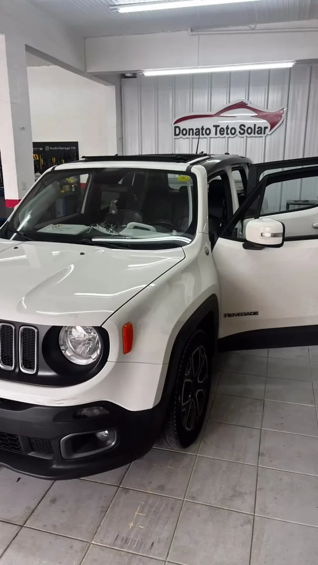 Jeep Renegade branco com teto solar panorâmico na oficina