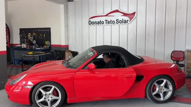 Porsche Boxster vermelho na oficina da Donato Teto Solar com capota conversível preta
